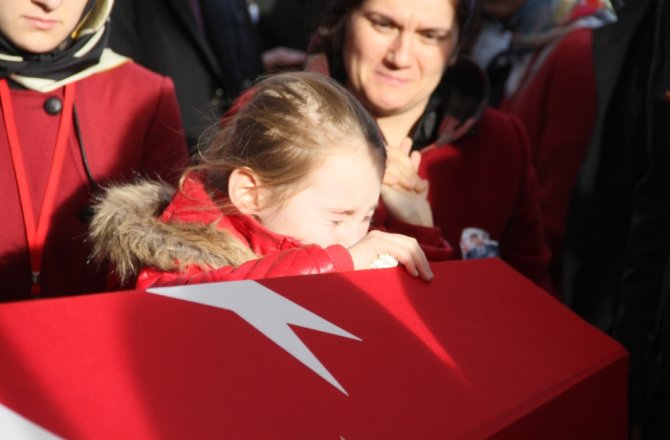 Minik Öykü’den şehit babaya son dokunuş