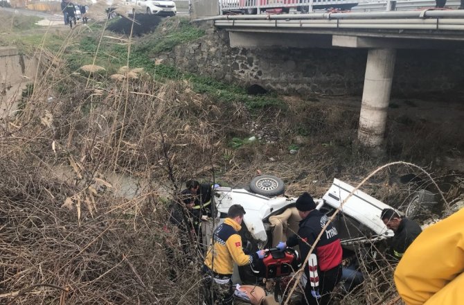 Otomobil dere yatağına uçtu: 2 ölü