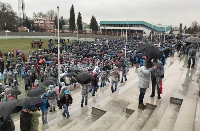 Metal işçilerinden yağmur altında eylem