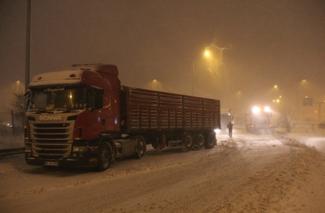 Şiddetli kar nedeniyle tırlar yolda kaldı