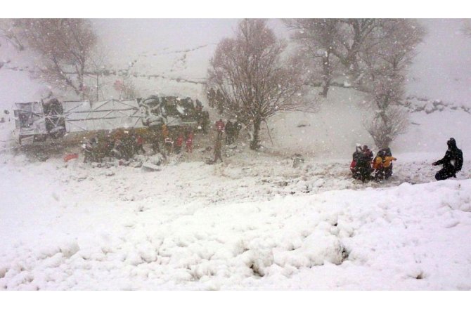 Yolcu otobüsü dereye uçtu: 6 ölü, 29 yaralı