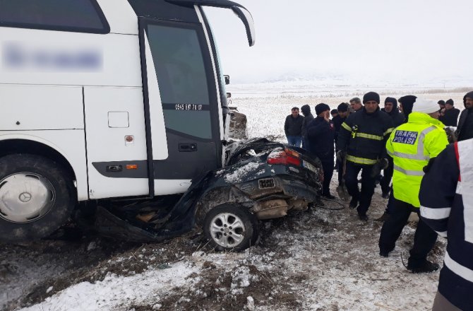 Yolcu otobüsü ile otomobil çarpıştı: 1 ölü, 2 yaralı