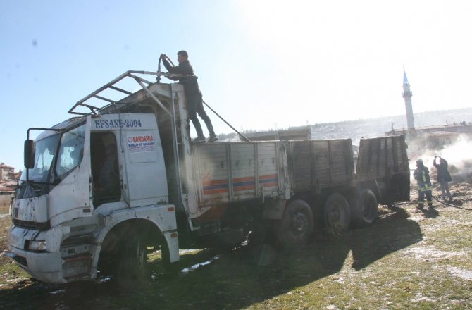 Afyonkarahisar’da saman yüklü kamyon alev aldı