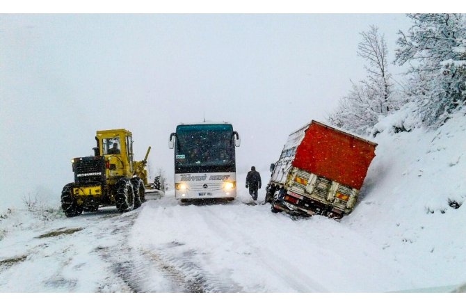 Karda mahsur kalan öğretmenler kurtarıldı