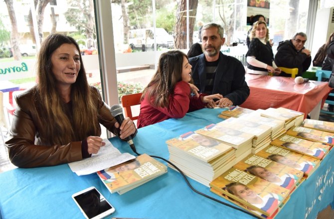 Down sendromlu kızı için kitap yazdı