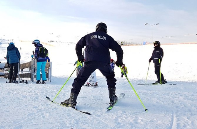 Polonya’da kayaklı polisler görevde