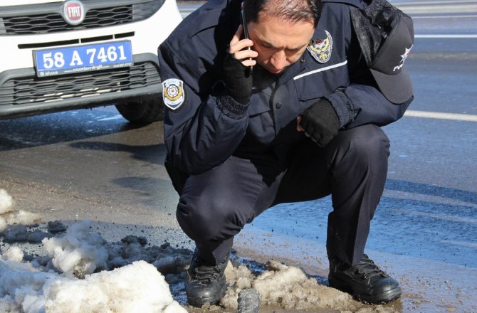 Polisin düşürdüğü silah karın içinde bulundu