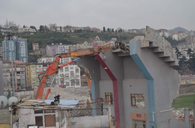 Hüseyin Avni Aker Stadyumu’nun yıkımında sona doğru