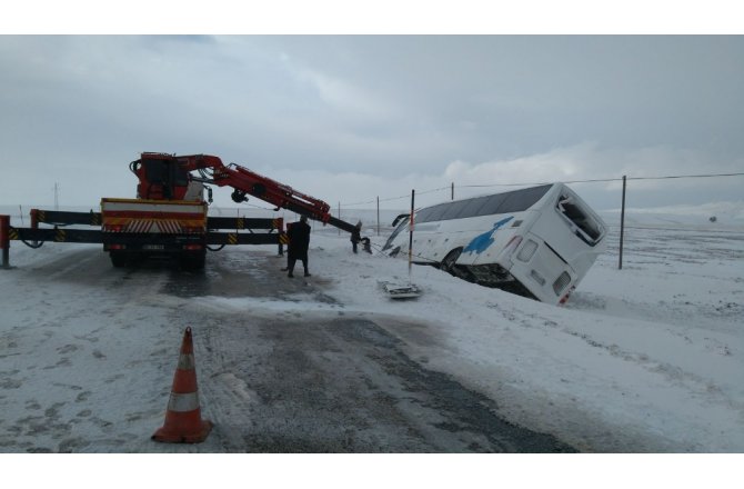 Aynı yol üzerinde 2 yolcu otobüsü devrildi: 22 yaralı