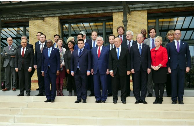 Paris’te dışişleri bakanları aile fotoğrafı çektirdi