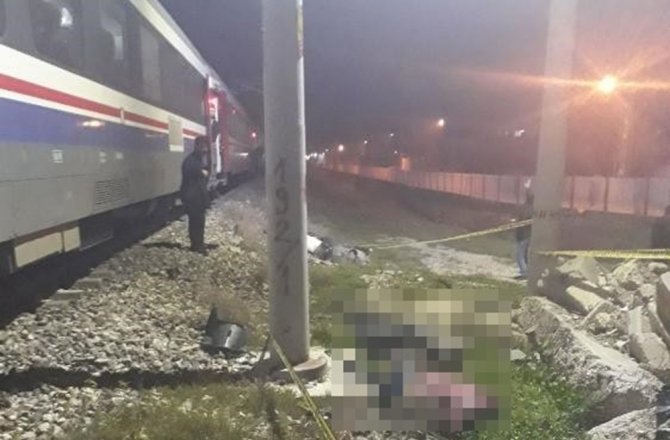 YER ADANA YOLCU TRENİ MOTOSİKLETE ÇARPTI: 2 KİŞİ ÖLDÜ