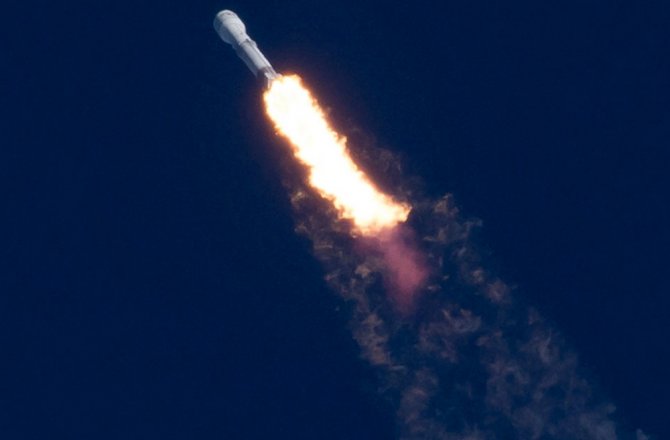 FALCON HEAVY UZAYA FIRLATILDI