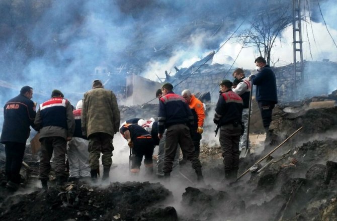 8 EVİN KÜLE DÖNDÜĞÜ YANGINDA ENKAZIN ALTINDA BULUNDU