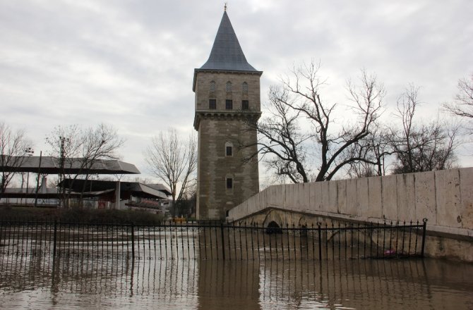 TUNCA NEHRİ RİSKLİ SEVİYEDE AKMAYA DEVAM EDİYOR