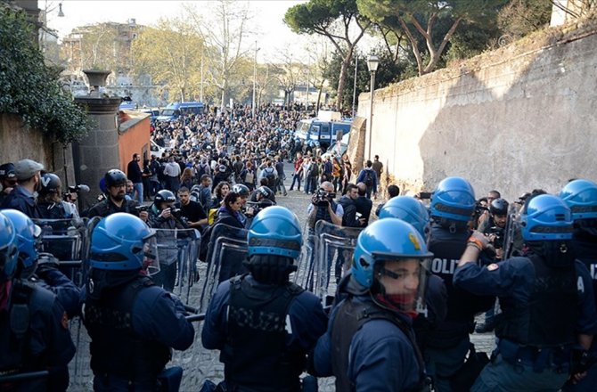 İTALYA'DA AŞIRI SAĞ KARŞITI PROTESTO: 5 YARALI