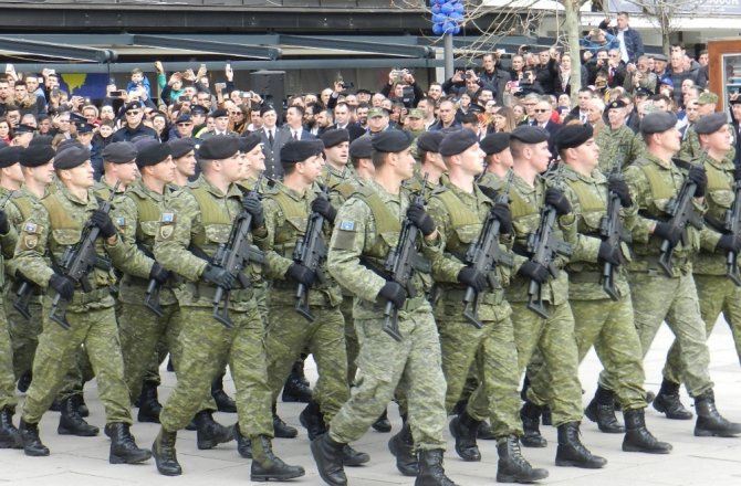 KOSOVALILARIN GÖĞSÜNÜ KABARTAN RESMİ GEÇİT