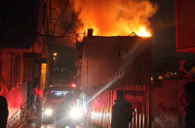 KAĞITHANE’DE ÇATI KATI ALEV ALEV YANDI