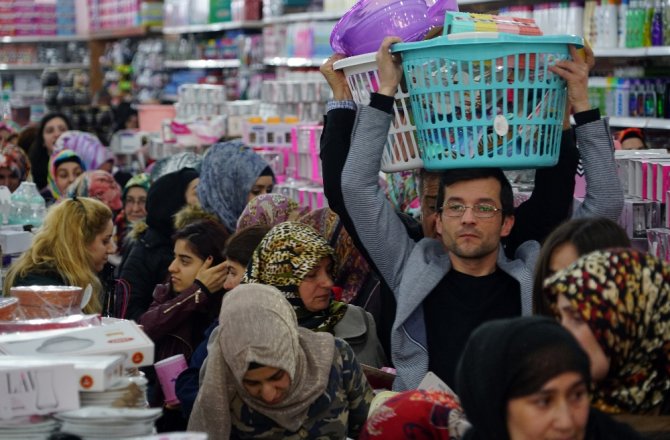 ’UCUZ’ SATIŞLI AÇILIŞ İZDİHAMA YOL AÇTI