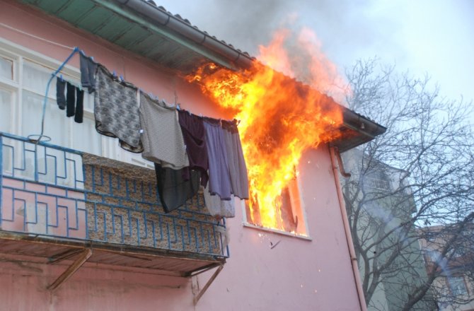 ÇAKMAKLA OYNAYAN ÇOCUK EVİ YAKTI