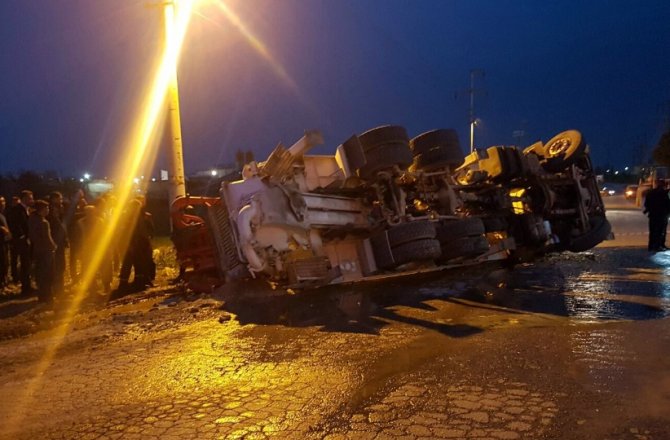 BETON POMPASI KAMYONU İLE TIR ÇARPIŞTI: 2 YARALI