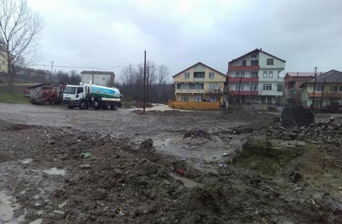 DERE TAŞTI, EV VE İŞ YERLERİ SULAR ALTINDA KALDI