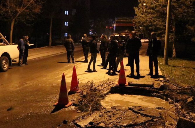 SU BORUSU PATLADI, 13 YAŞINDAKİ ÇOCUK ÇUKURA GÖMÜLDÜ