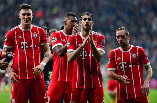 BAYERNLİ FUTBOLCULAR TRİBÜNLERİ ALKIŞLADI