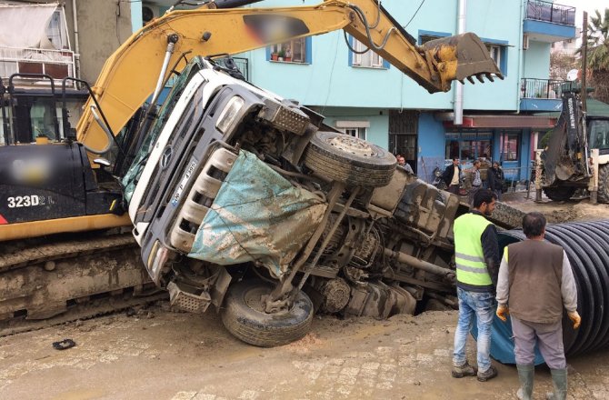 YOL ÇÖKTÜ KAMYON ÇUKURA DÜŞTÜ