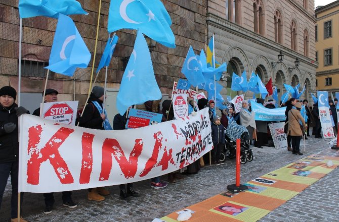 UYGURLARDAN TÜRKLERİNDEN İSVEÇ PARLAMENTOSU ÖNÜNDE ÇİN PROTESTOSU