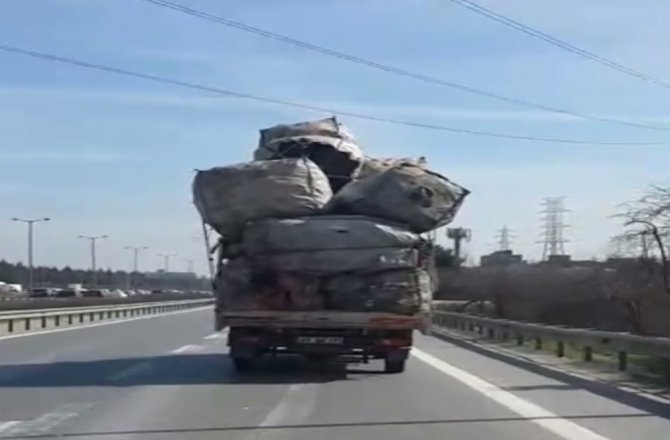 İSTANBUL’DA AŞIRI YÜKLÜ KAMYON TEHLİKE SAÇTI