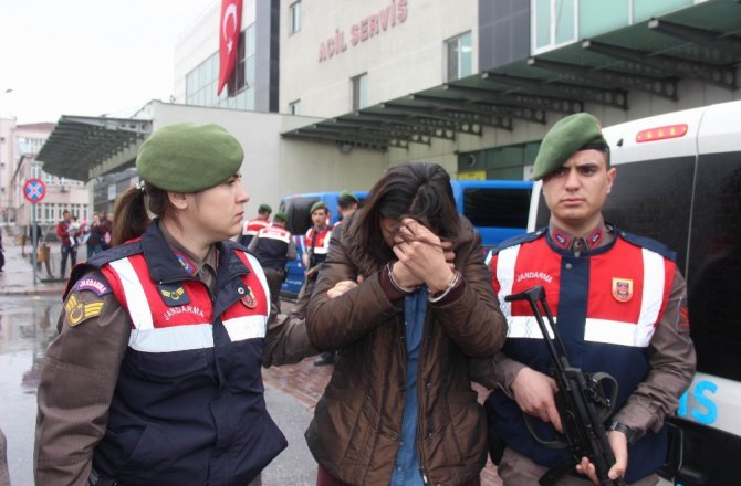 DEDİKODU YAPMASIN DİYE YAŞLI KADINI BALTAYLA ÖLDÜRÜP BOĞAZINI KESMİŞLER