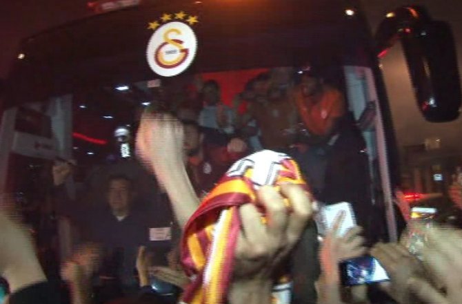 DERBİ SONRASI GALATASARAY’A COŞKULU KARŞILAMA