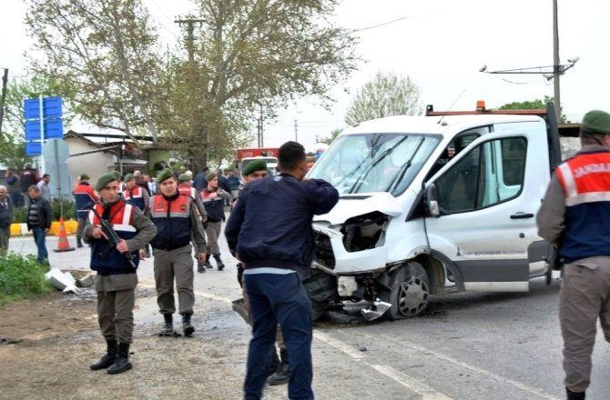 İZİMİR’DE KORKUNÇ KAZA: 3 ÖLÜ, 1 AĞIR YARALI