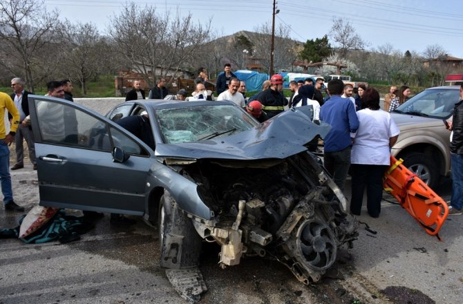 KONTROLDEN ÇIKAN OTOMOBİL REFÜJE ÇARPTI: 1 ÖLÜ, 1 YARALI