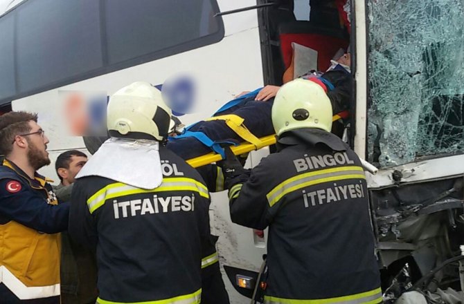 BİNGÖL’DE 2 OTOBÜS ÇARPIŞTI: 7 YARALI