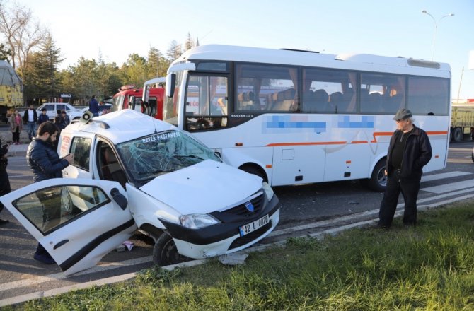 HAFİF TİCARİ ARAÇ İLE MİNİBÜS ÇARPIŞTI: 4 YARALI