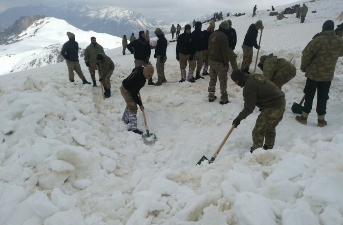 HAKKARİ KIRSALINDA NEFES KESEN OPERASYON