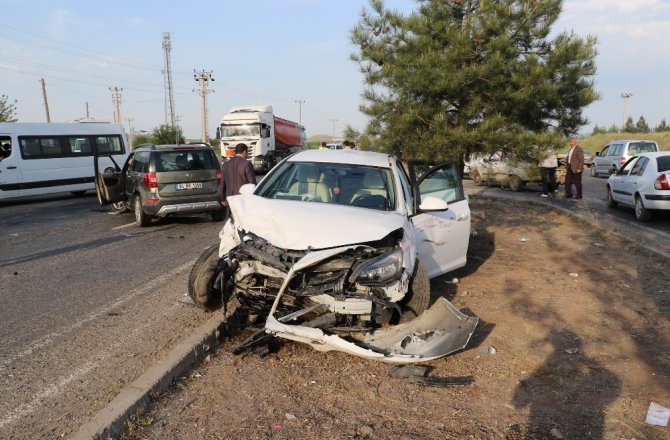 DİYARBAKIR’DA ZİNCİRLEME TRAFİK KAZASI: 1’İ AĞIR 7 YARALI