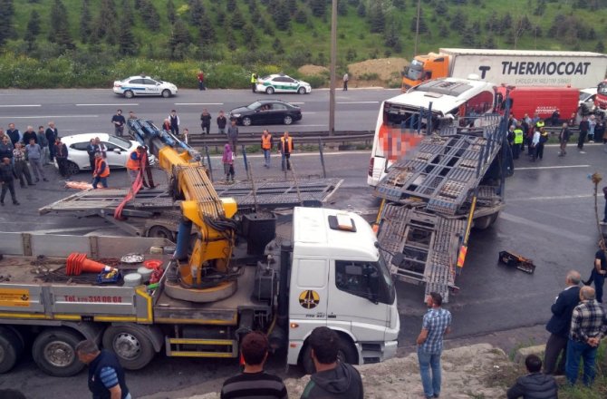 TEM’İ KİLİTLEYEN ZİNCİRLEME KAZA: 3 YARALI