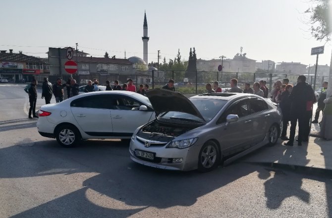 İKİ OTOMOBİL ÇARPIŞTI: 5 YARALI