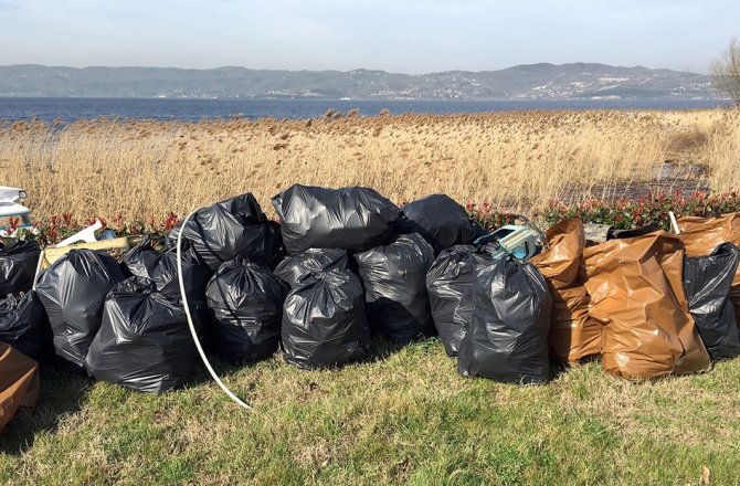 SAPANCA GÖLÜ’NDEN 300 TORBA ÇÖP ÇIKTI