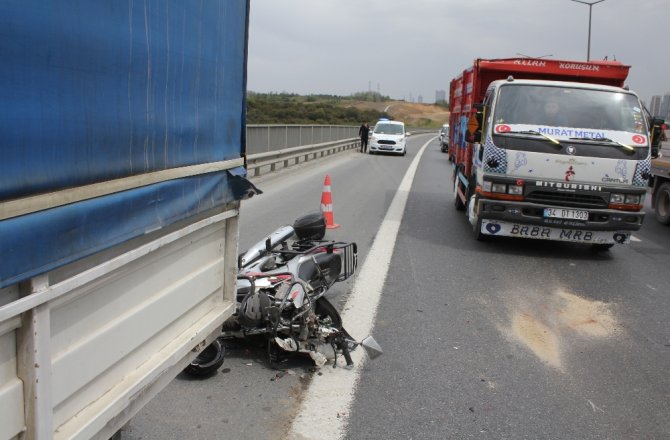 TEM’DE MOTOSİKLETLİ KAMYONETE ÇARPTI : 1 ÖLÜ