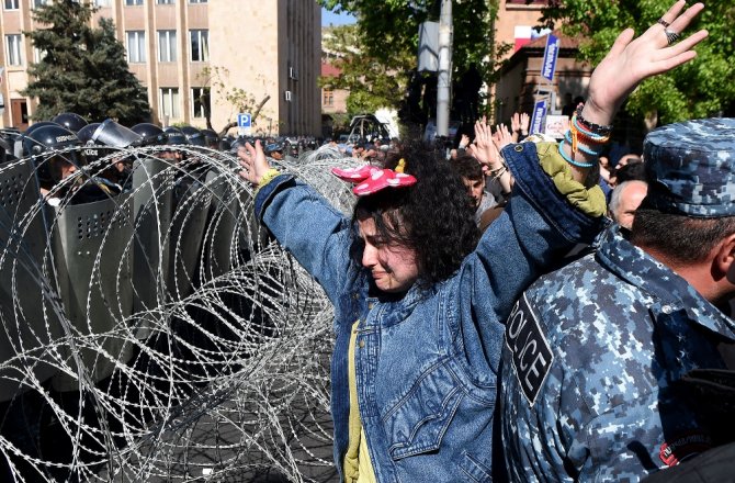 ERMENİSTAN’DA GERGİNLİK TIRMANIYOR