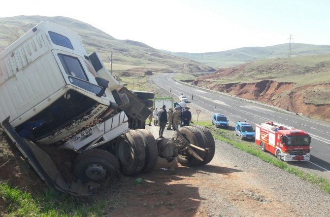 KAÇAK GÖÇMENLERİ TAŞIYAN KAMYON DEVRİLDİ: 1 ÖLÜ, 64 YARALI