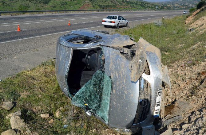 LASTİĞİ PATLAYAN OTOMOBİL TAKLA ATTI: ÇOK SAYIDA YARALI VAR