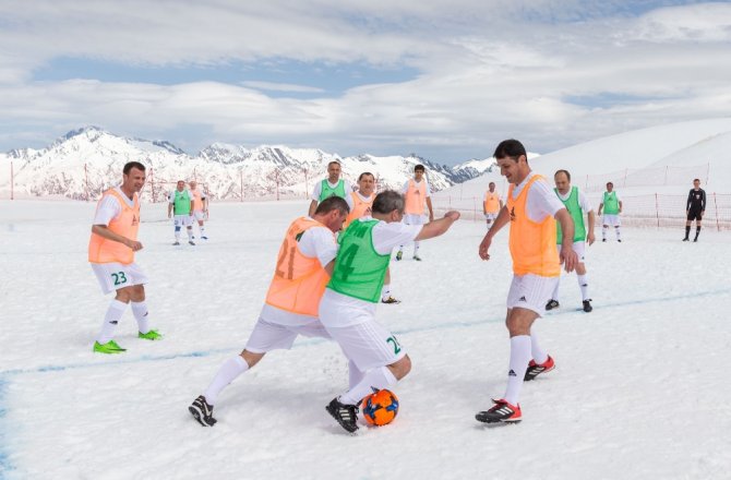 SOVYETLERİN EFSANELERİ KAR ÜSTÜNDE FUTBOL OYNADI