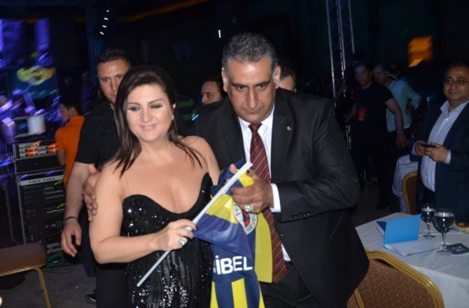 SİBEL CAN, FENERBAHÇELİLER DERNEĞİ ETKİNLİĞİNDE SAHNE ALDI