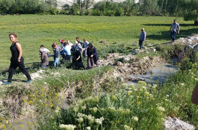 TAKLALAR ATAN ARAÇ HURDAYA DÖNDÜ: YARALILAR VAR