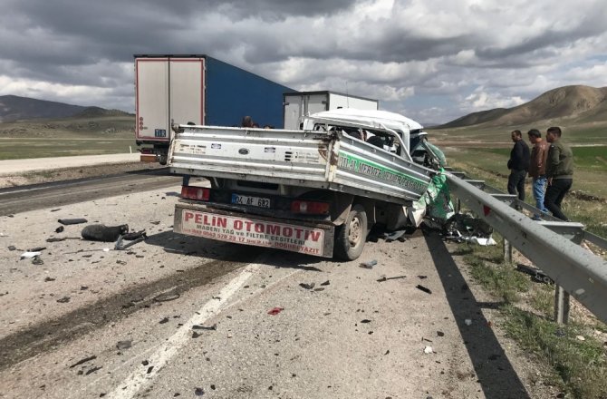 KAMYONET İLE TIR ÇARPIŞTI: 2 ÖLÜ, 1 YARALI