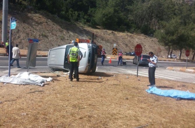 TURİST MİNİBÜSÜ OTOMOBİLLE ÇARPIŞTI: 4 ÖLÜ, 2 YARALI